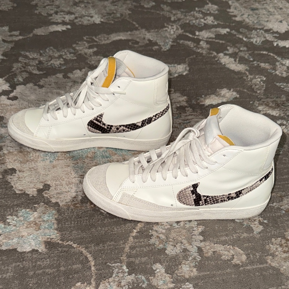 Nike Blazer Mid ‘77  Womens Snake-Print Swoosh and Yellow Tongue Tab - Picture 5 of 9
